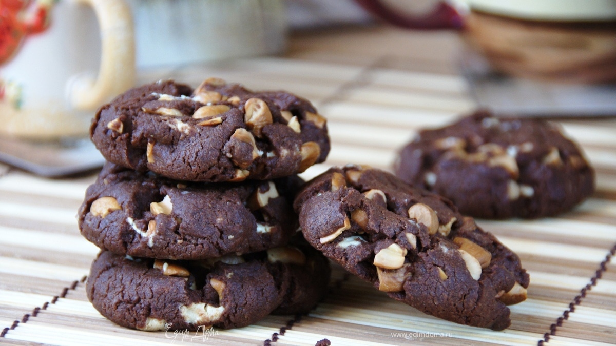 Шоколадное печенье с орехами кешью и белыми каплями