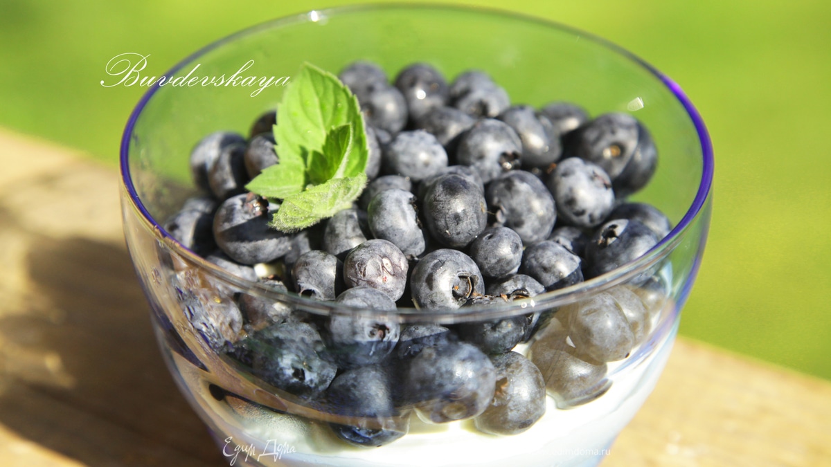 Взбитые сливки с голубикой