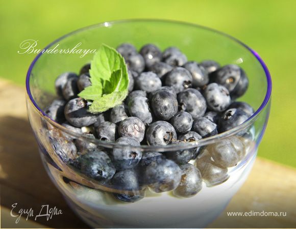 Взбитые сливки с голубикой