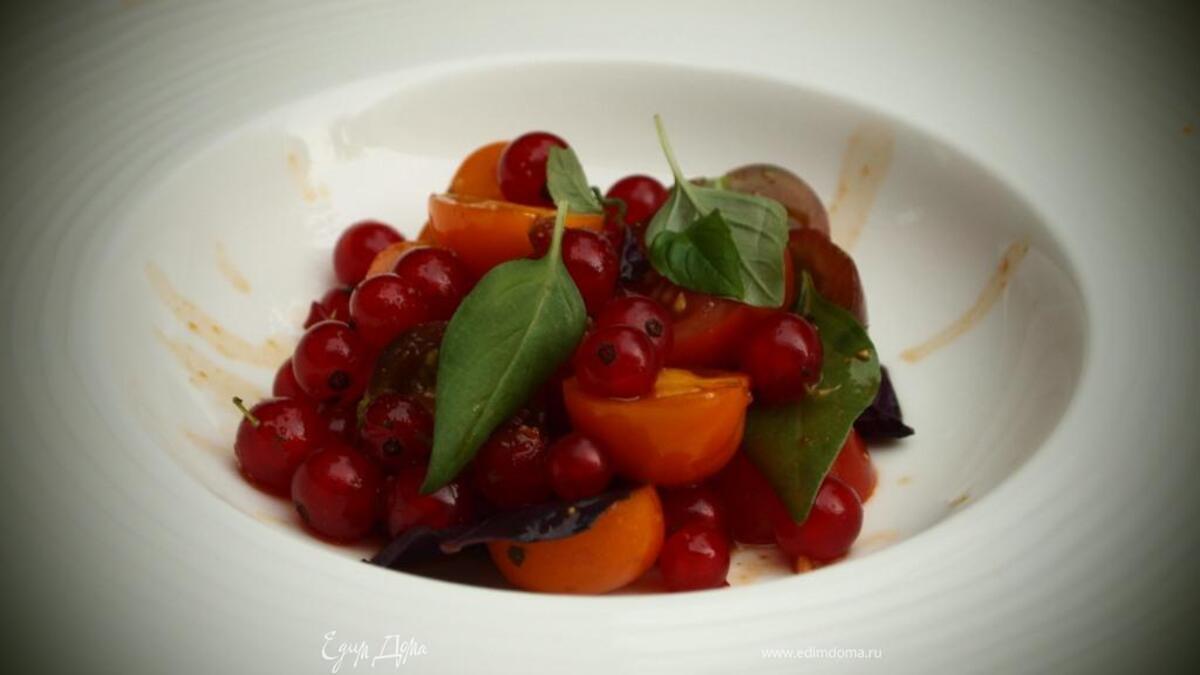 Теплый салат из карамелизированных помиродов черри со смородиной