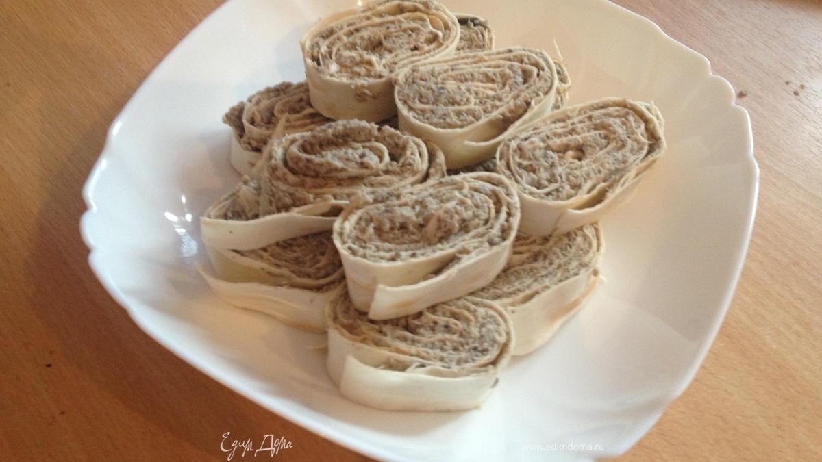 Рулет из лаваша с курицей и шампиньонами