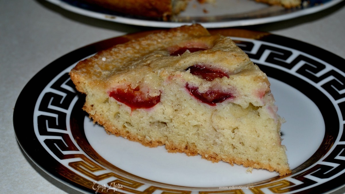 Пирог со сливами и корицей