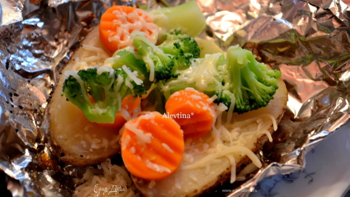 Картофель в фольге в духовке