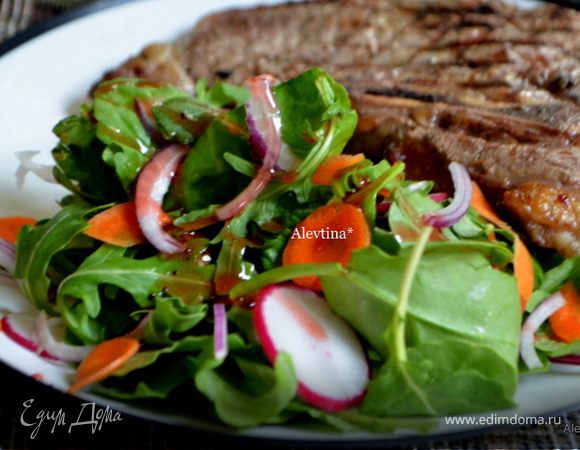 Салат с листовой капустой и овощами