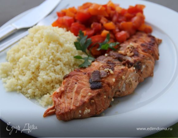 Лосось "Токио" с пикантным салатом из помидоров и перцев Лосось "Токио" с пикантным салатом из помидоров и перцев