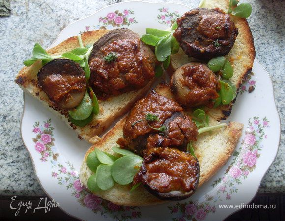 Горячие бутерброды из домашнего хлеба с грибами 