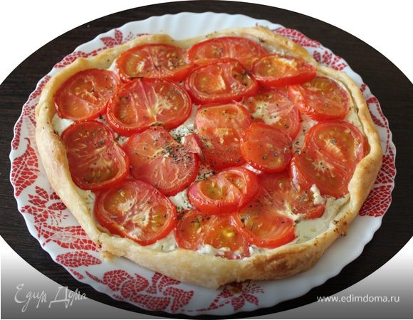 Тарт из слоеного теста с творогом и томатами