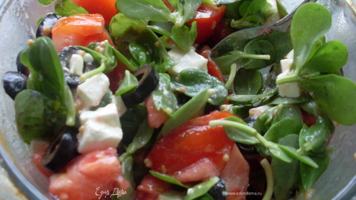 Салат с огородным портулаком в горчичной заправке