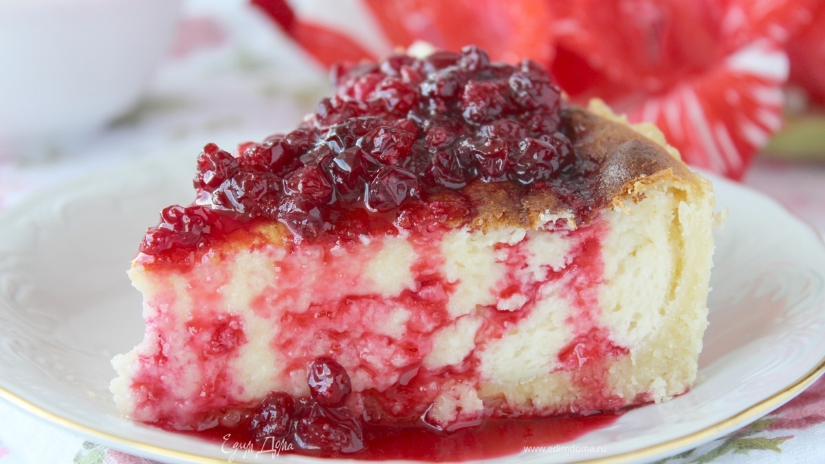 Чизкейк с брусничным соусом