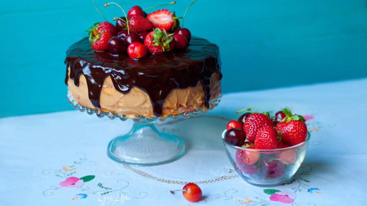 Торт с кремом с маскарпоне и ягодами