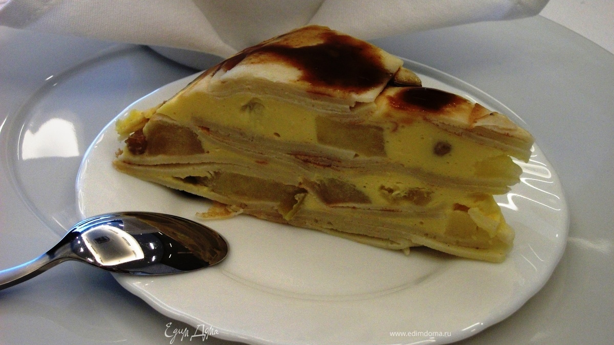 Блинный торт с яблоками и творожным кремом