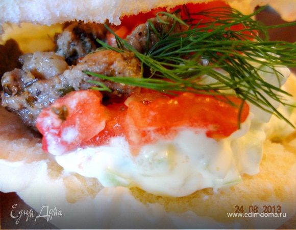 Гирос в пите с соусом дзадзики