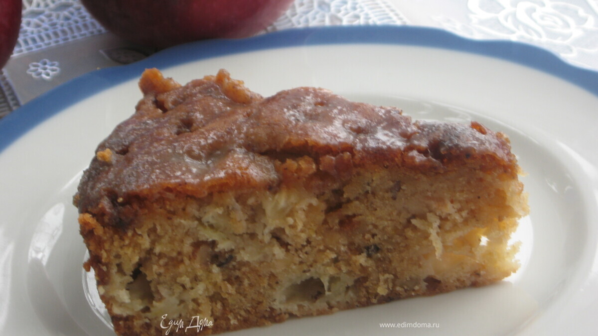 Влажный яблочный пирог с коричным топпингом
