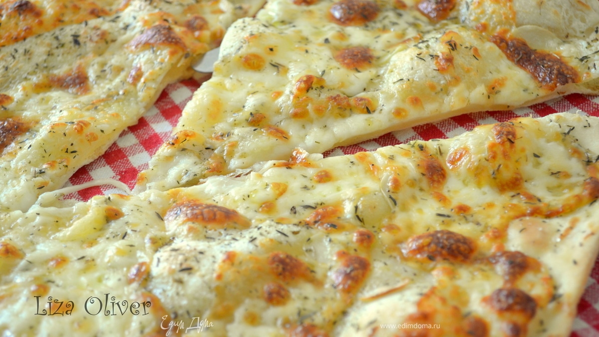 Чесночная пицца с моцареллой