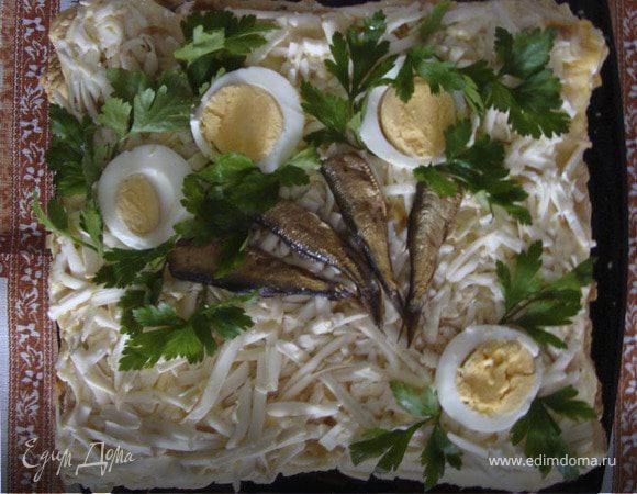 слоеный салат со шпротами и колбасным сыром