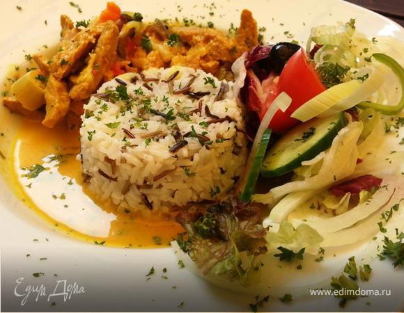 Соевое чахохбили с диким рисом под фруктово-манговым соусом и овощным салатом Соевое чахохбили с диким рисом под фруктово-манговым соусом и овощным салатом