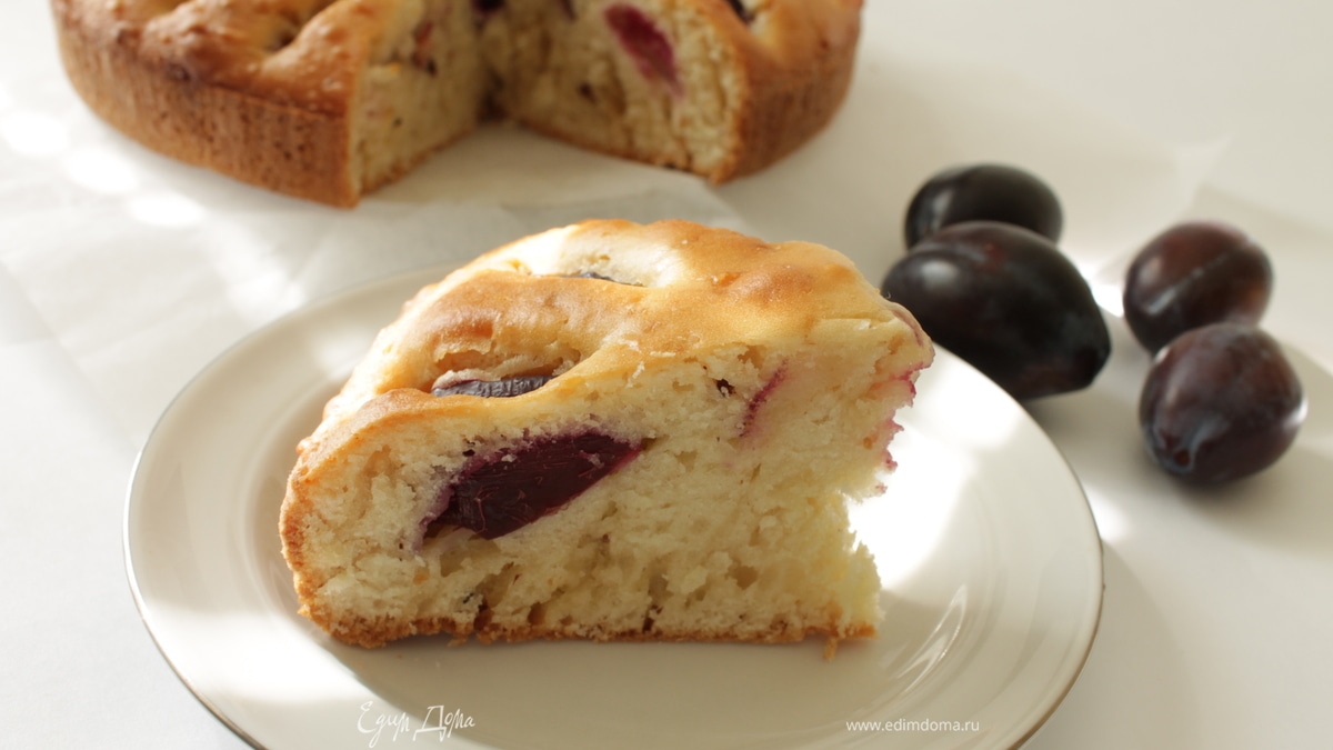 Пирог со сливами и белым шоколадом
