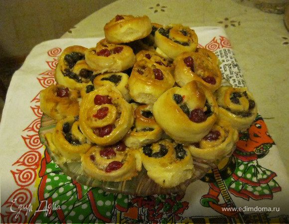 Булочки с начинкой из ягод и орехов