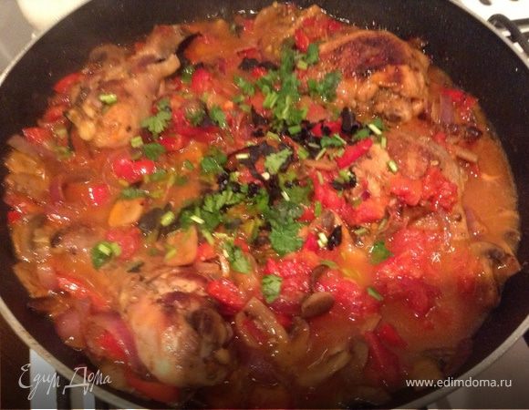 Курица и шампиньоны с овощным соусом 