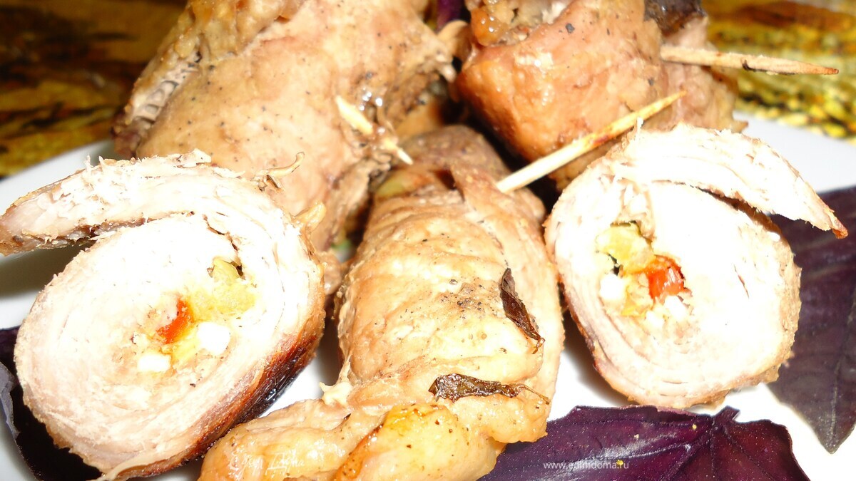 Свиные рулетики со сладким перцем под базиликом