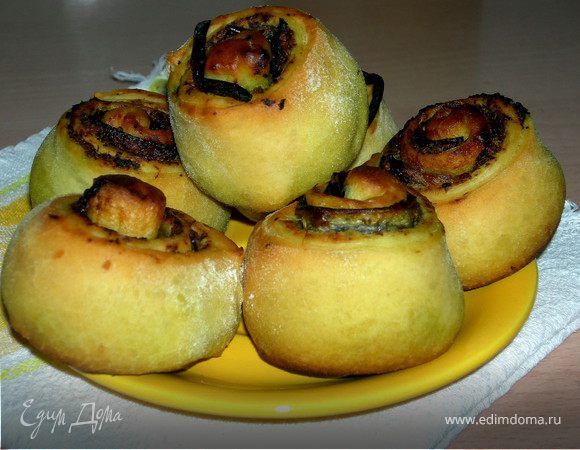 Пикантные булочки с начинкой из песто и баклажанов