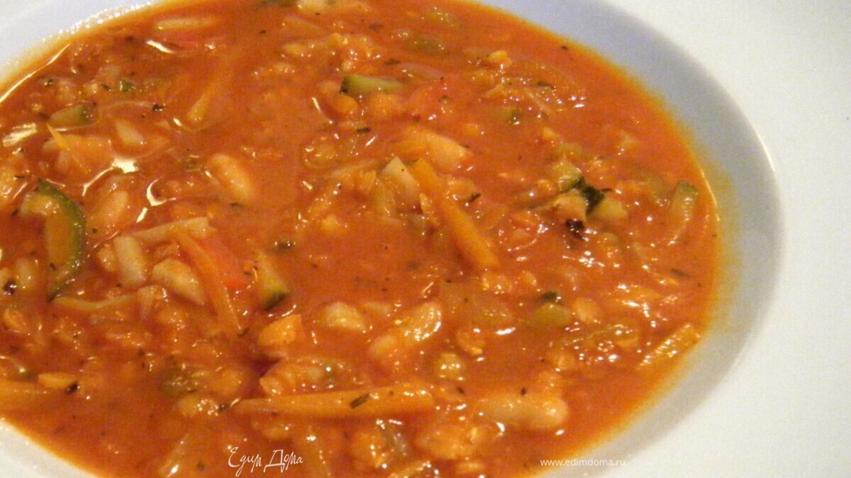Согревающий овощной суп с томатами, фасолью и чечевицей