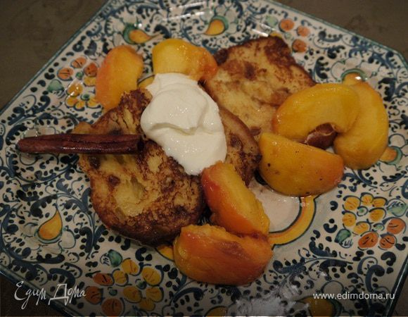 Сладкие гренки с томлеными персиками 