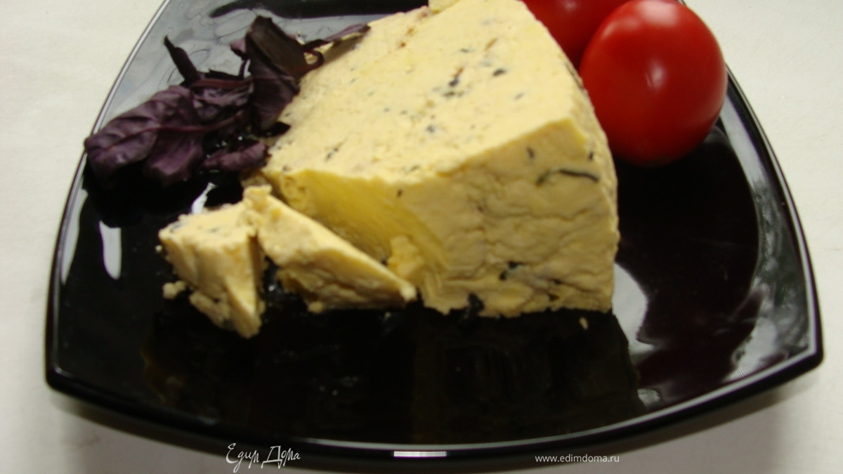 Домашний сыр с базиликом