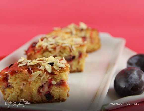 Сочный пирог со сливами и марципаном