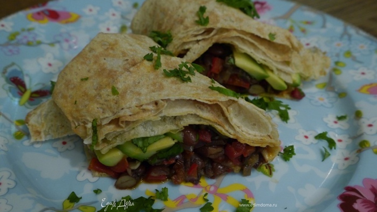Лаваш с ароматной фасолью и авокадо