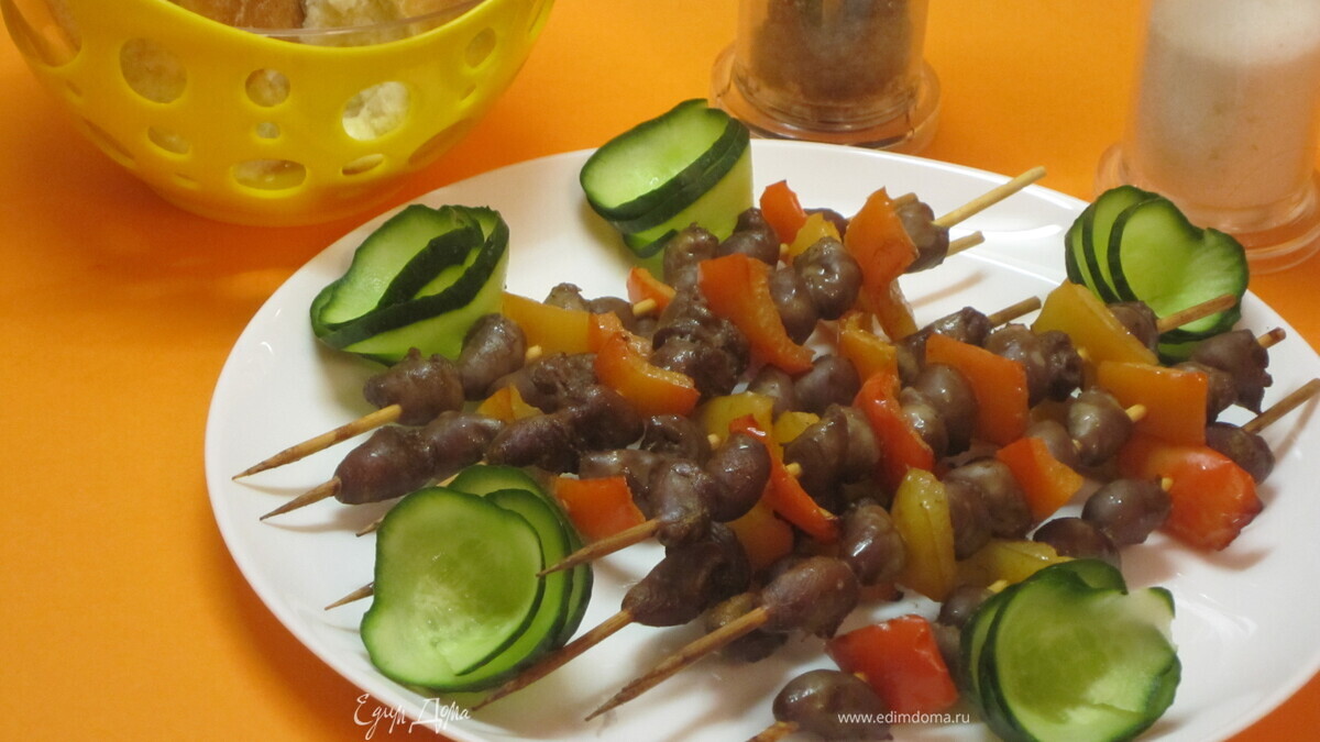 Шашлычки из куриных сердечек.