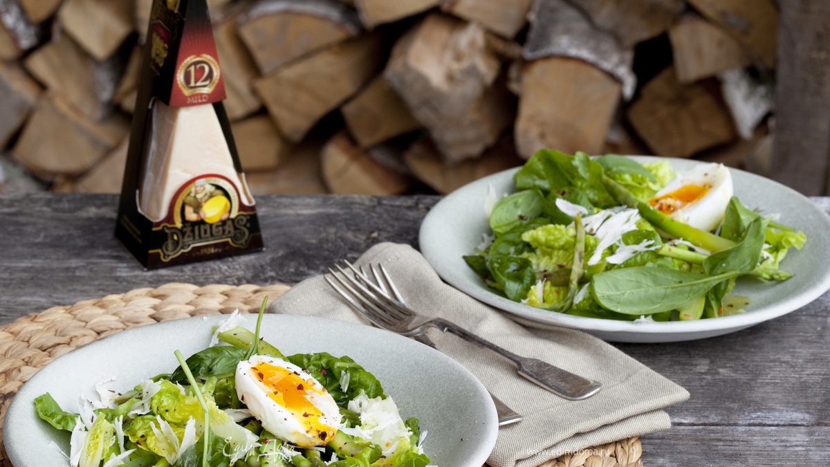 Салат из шпината, спаржи и отварного яйца