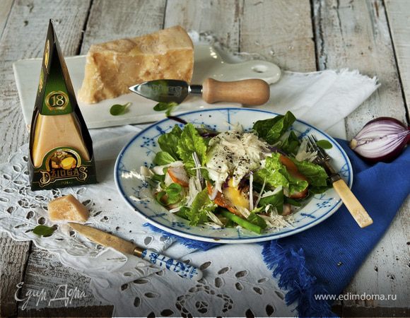 Салат с яйцом, копченой грудкой и листьями салата