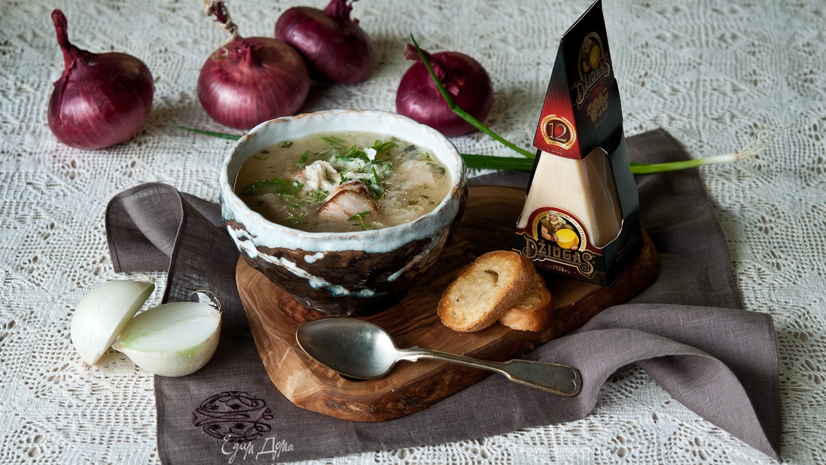 Луковый суп с курицей и сыром 