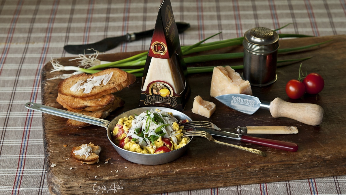 Болтунья с томатами и сыром Джюгас на тостах