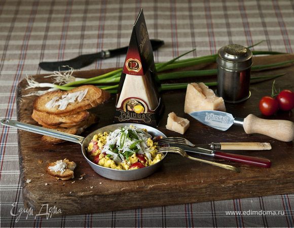 Болтунья с томатами и сыром Джюгас на тостах Болтунья с томатами и сыром Джюгас на тостах