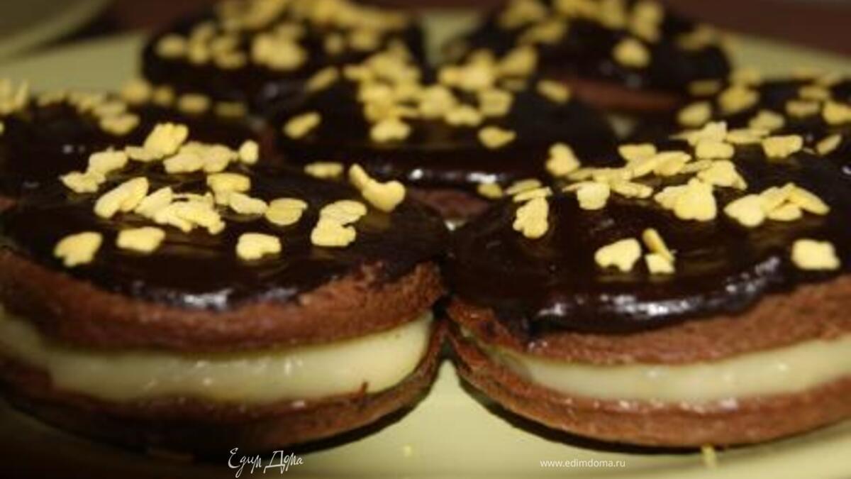 Шоколадное печенье с заварным кремом