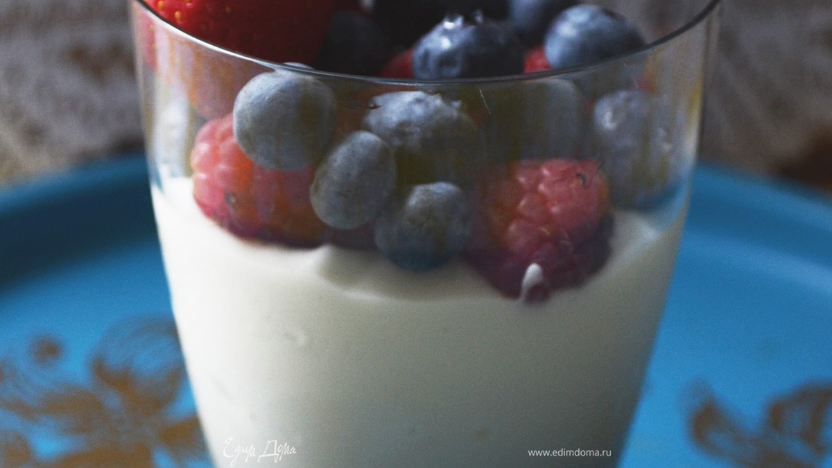 Домашний ванильный йогурт с ягодами