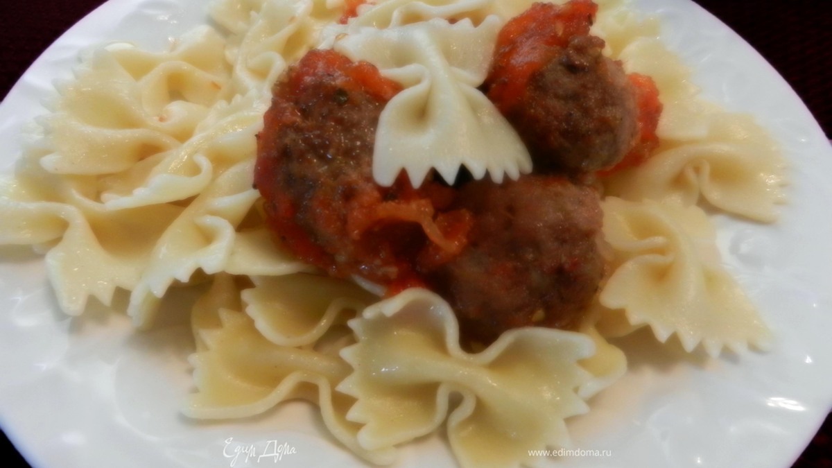 Мясные тефтели с сыром на помидорной подушке