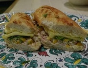Горячий бутерброд с тунцом, кукурузой и домашним майонезом