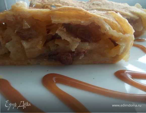 Яблочный штрудель с изюмом и карамельной крошкой Яблочный штрудель с изюмом и карамельной крошкой
