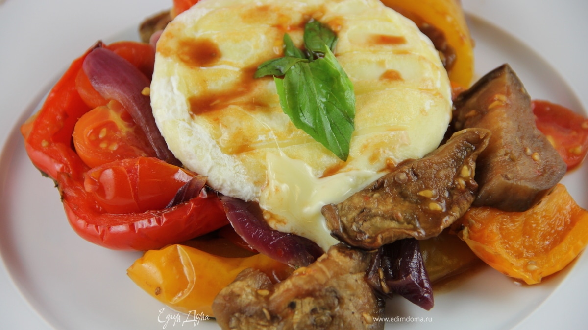 Запеченные овощи с базиликом и жареным сыром