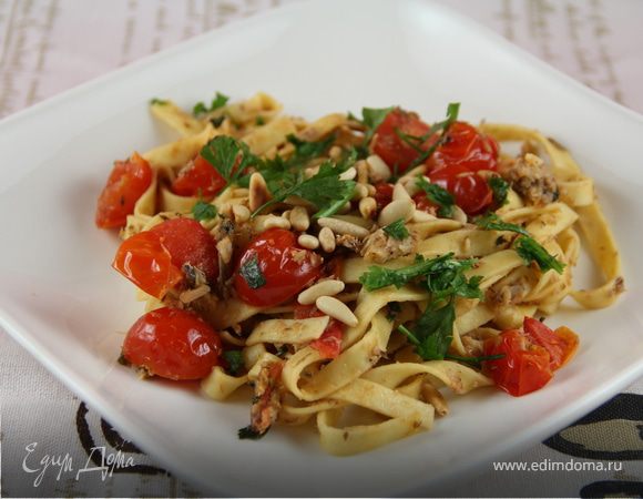 Паста с сардинами, помидорами черри и кедровыми орешками Паста с сардинами, помидорами черри и кедровыми орешками