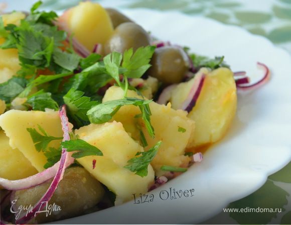 Теплый картофельный салат с красным луком и оливками