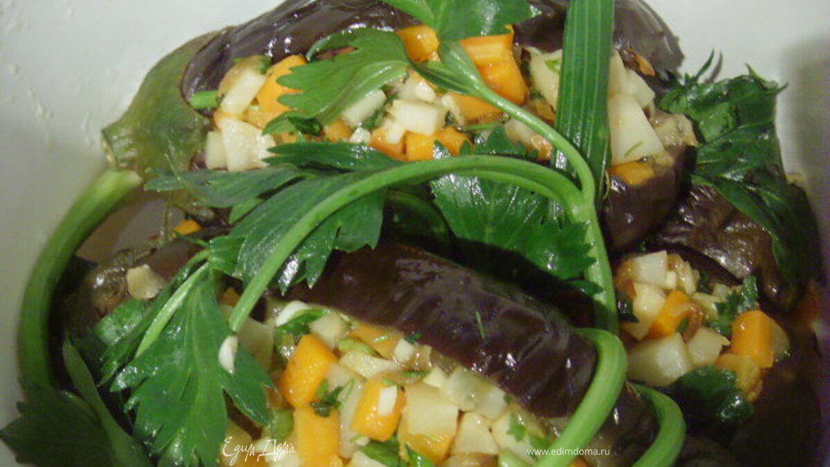 Квашеные баклажаны, фаршированные овощами