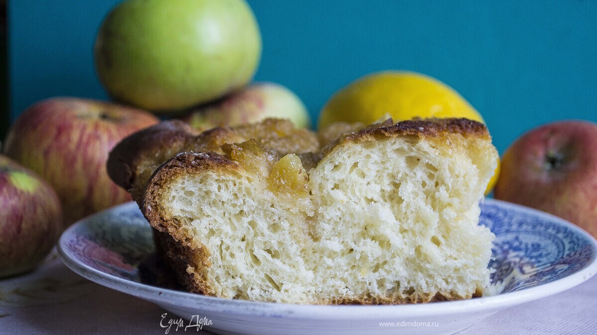 Сдобный пирог с кокосовой карамелью