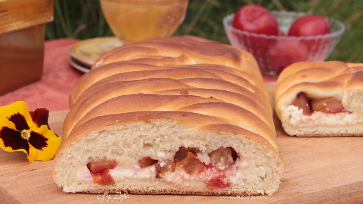 Коса с творогом и сливой