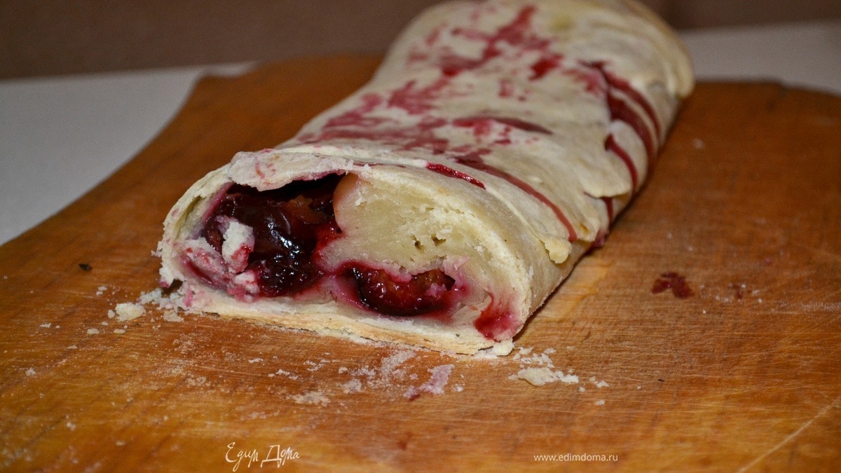 Штрудель со сливой