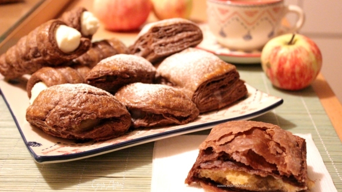 Питивье и шоссоны из шоколадного слоеного теста