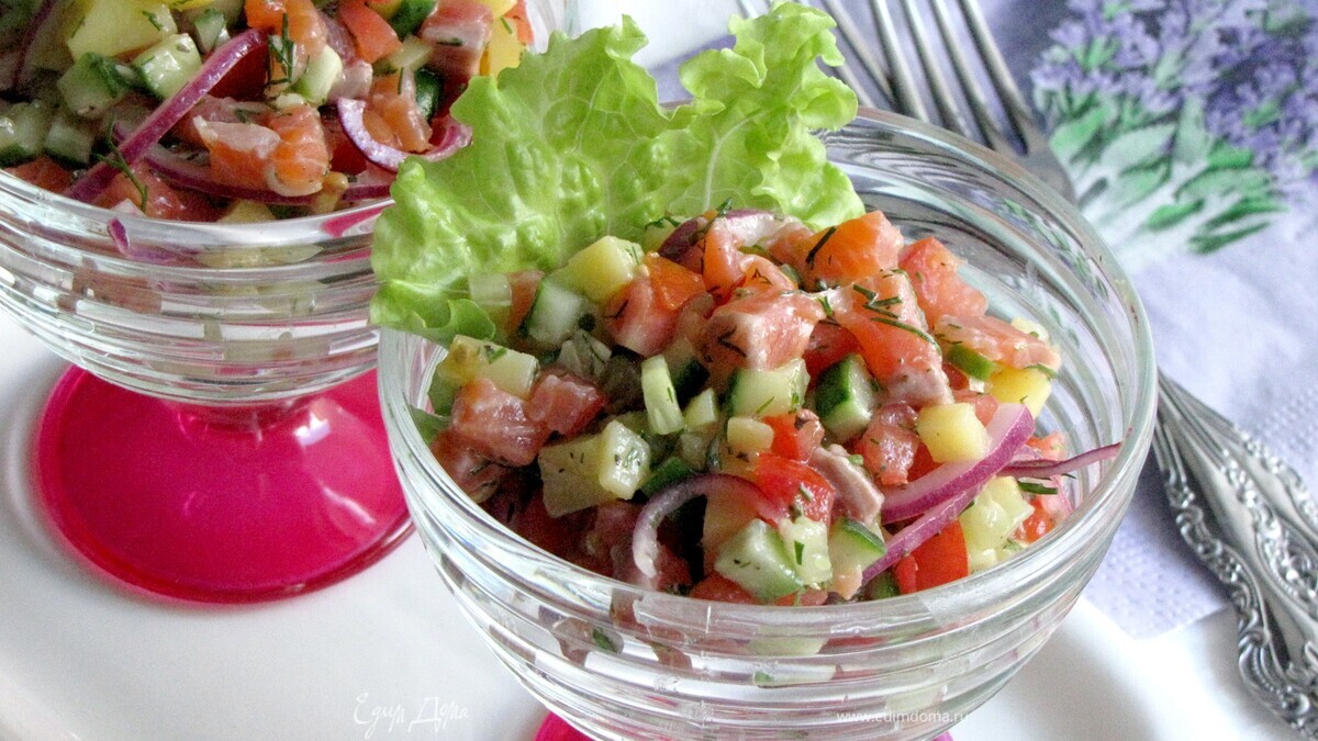 Салат из семги с овощами